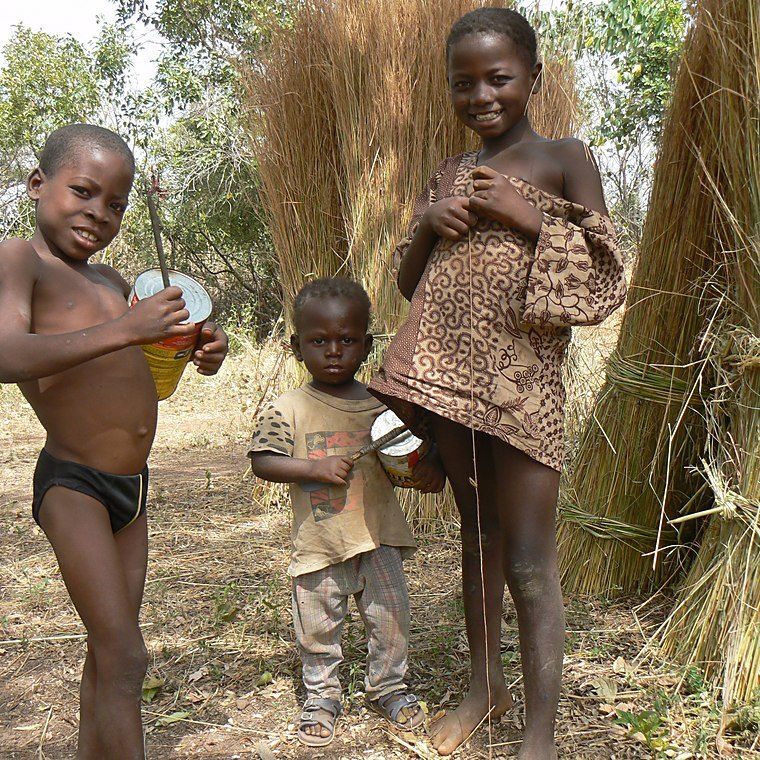 Spelende kinderen in Kandiga